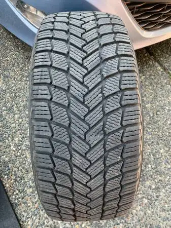 a nice Michelin winter tire with lots of tread (1 TIRE ONLY) size 235/45/18 98H M S Michelin X-Ice S...