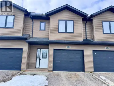 What a lovely place to call home - this townhouse condo has it all: great indoor space and no outdoo...