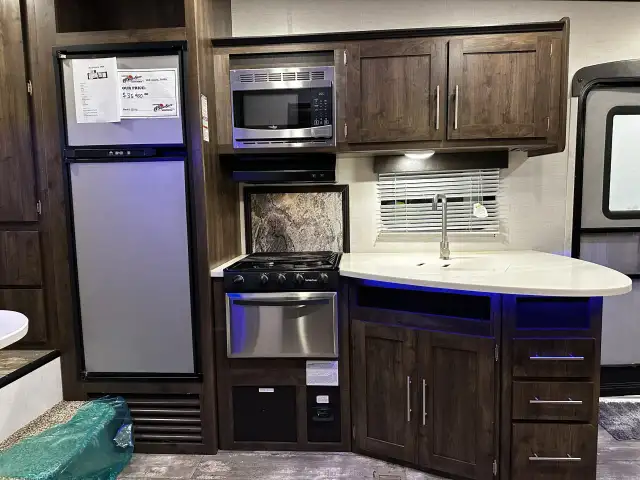 2018 ,Crossroads RV,Volante 240RL in Travel Trailers & Campers in Saskatoon - Image 8