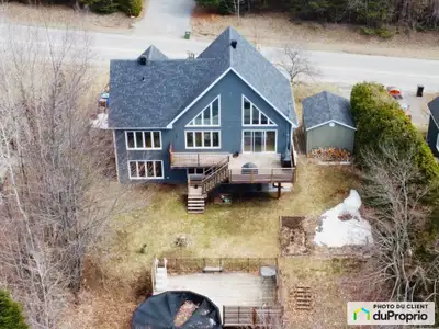 Maison plain pied avec plafond cathédrale, sur un terrain boisé, tranquille avec vue sur le lac Dela...