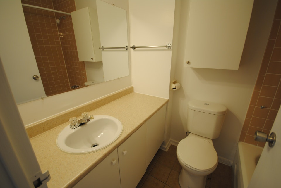 Bachelor/Studio, 1 Bathroom. Nov 1. Close to Tunney's Pasture. 3