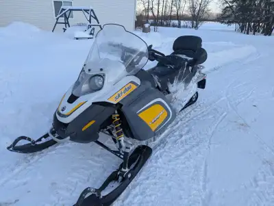 2007 near mint, electric start, reverse hand warmers front and passenger.800 4 stroke. Serious inqui...