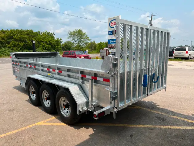 TRI-AXLE DUMP TRAILER in Cargo & Utility Trailers in Hamilton - Image 5