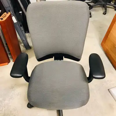 Haworth Look Chair-Granada Deluxe Med. Back Multi-Tilter Chair!