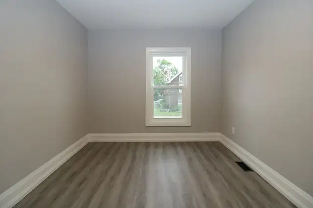 Unit A - 468 Bolivar Street, Peterborough - All Utilities & Park in Long Term Rentals in Peterborough - Image 11