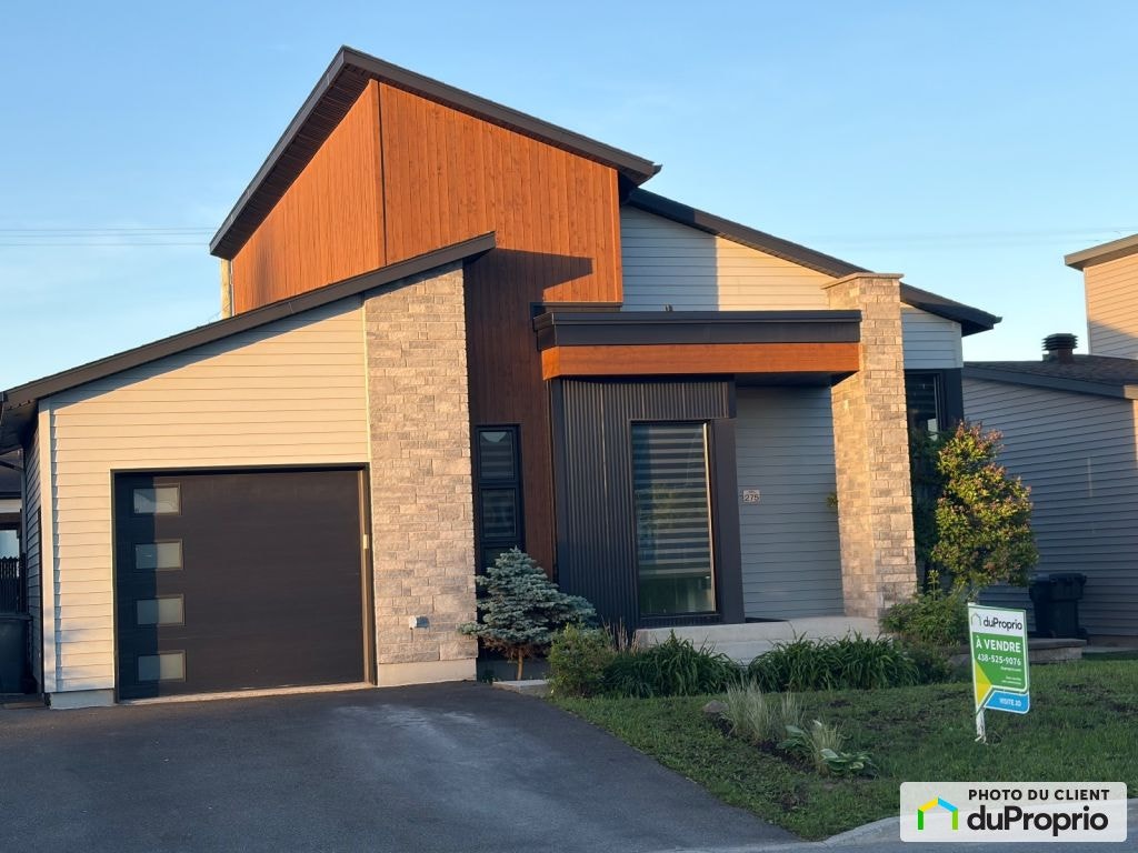 $689,000 - Split Level for sale in Granby — photo 1