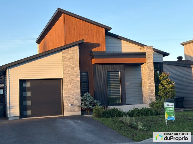 $689,000 - Split Level for sale in Granby — photo 1
