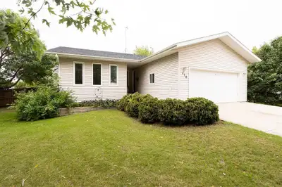 R39//Carman/Welcome to this comfortable and convenient family home located in Carman's Sunnyside nei...