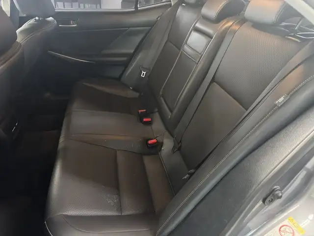 2017 Lexus IS 300 4dr Sdn AWD in Cars & Trucks in Longueuil / South Shore - Image 12