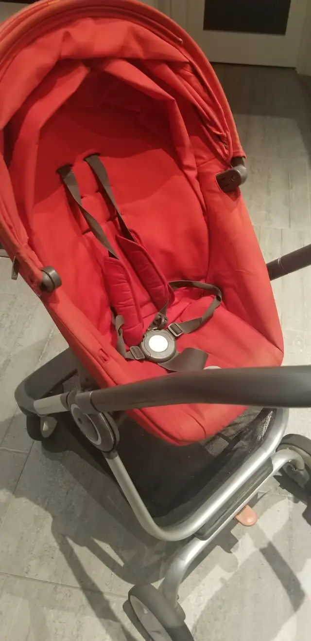 Stokke Scoot Stroller Versatile and stylish stroller Red colour in Strollers, Carriers & Car Seats in City of Toronto - Image 3