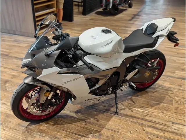 2025 Kawasaki Ninja ZX-6R // Pearl Robotic White/Metallic Graphi in Sport Bikes in Winnipeg - Image 14
