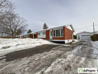 Charmant plain-pied avec garage situé dans le magnifique et recherché secteur de Touraine. Cette pro...