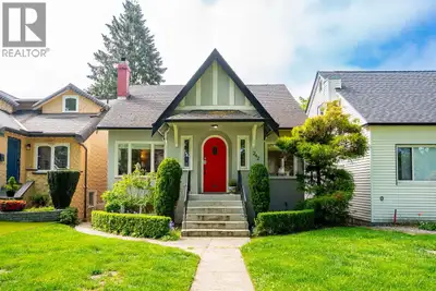 Located in one of Vancouver´s most desirable Cambie neighborhood pockets, this beautifully maintaine...