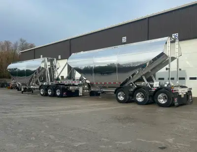New DiamondBack King B-Train Grain Hopper Trailers, Tri-Drive tractor, Tridem + Tridem trailers, Und...