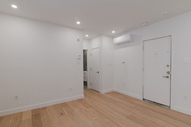 4870 Queen Mary Road — photo 2