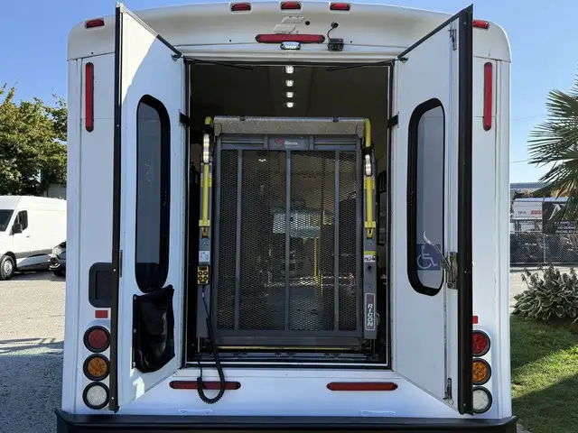 2016 Ford E-350 Econoline Super Duty 8 Passenger Wheelchair Acce in Heavy Trucks in City of Montréal - Image 43