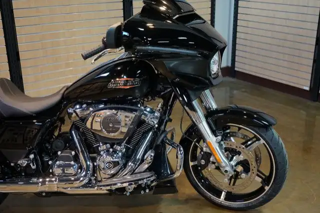 2025 Harley-Davidson FLHX - Street Glide in Sport Touring in Lethbridge - Image 5