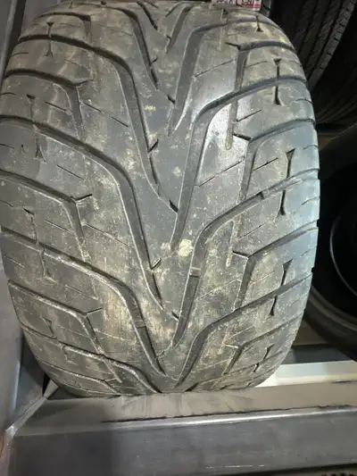 One USED 305/40R22 Hankook Ventus ST tires M S rated. In good condition 6/32 tread remaining. This i...