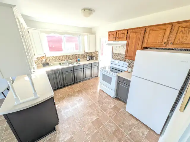 Bright, Spacious, Beautiful 3 bedroom main floor - West End in Long Term Rentals in St. John's - Image 8