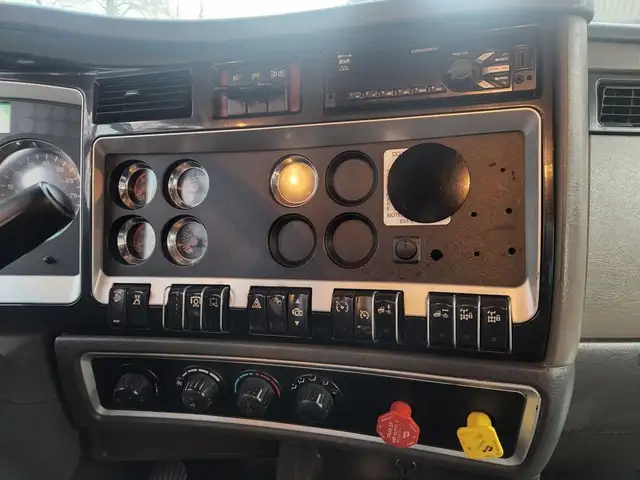 2015 Kenworth T800 Hiab Knuckleboom, 455HP, Eaton Fuller 10 Spee in Heavy Equipment in City of Montréal - Image 20