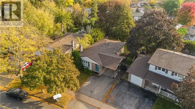 3196 CENTENNIAL Drive Burlington, Ontario in Houses for Sale in Oakville / Halton Region - Image 5