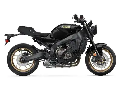 2025 yamaha XSR900 Yamaha XSR900 2025 Nouvel arrivage : Yamaha XSR900 2025 en noir — maintenant chez...