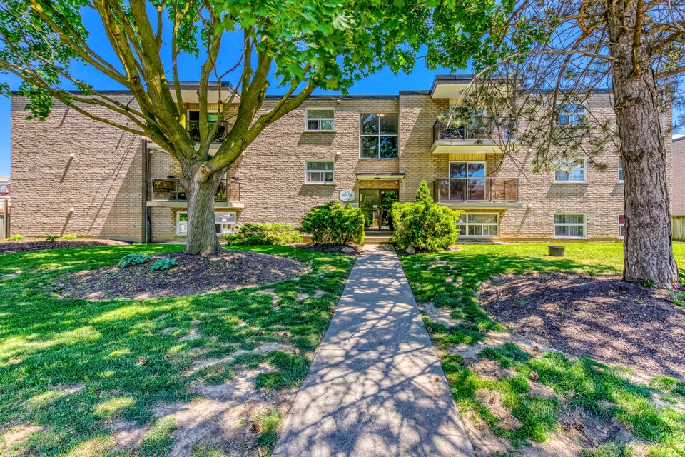Henley and Cypress Gardens Apartments - 2 Bedroom Apartment for 2