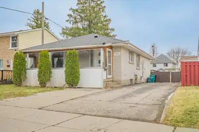 Charming & Centrally Located 2 Bedroom Home In Kitchener! Welcome to 195 Sekura Crescent in Galt, Ca...