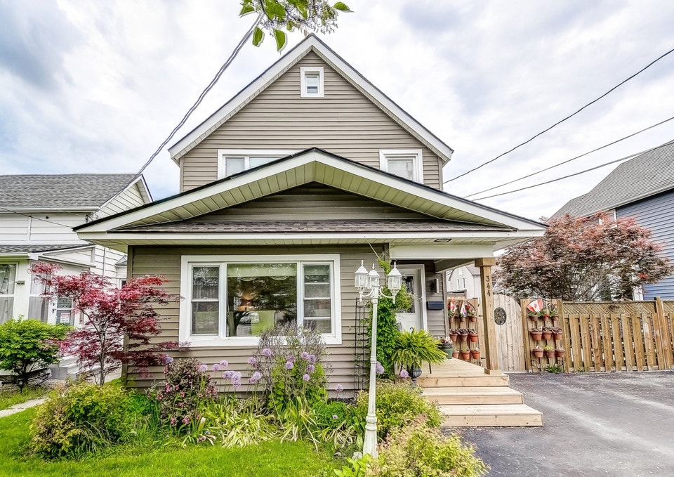 3 Bed 2 Bath Whole Home with Fenced yard for Rent in Fort Erie! 4