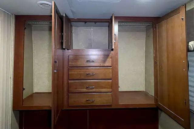 2015 Forest River Lexington 265DS – Pre-Owned Class B+ Motorhome in RVs & Motorhomes in Red Deer - Image 40
