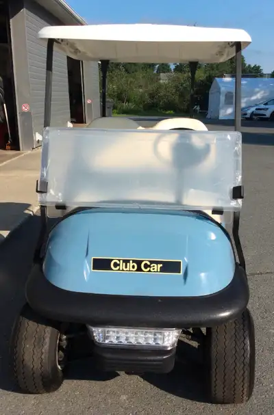 Voiturette de golf électrique bleu ciel 2019 4 places de marque Club-Car modèle Precedent. Équipemen...