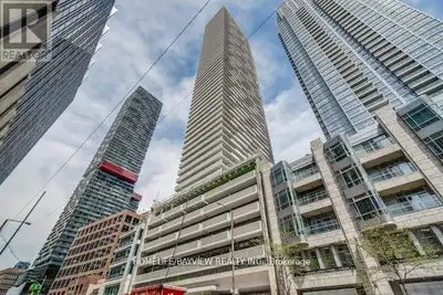 Stunning Luxury 1+1 Condo Suite (LOCKER INCLUDED) Located Right At Yonge-Eglinton + Features 2 Full...