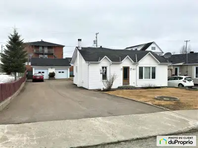 Belle propriété de 4 chambres à coucher dont une au rez-de-chaussée et 3 autres au sous-sol. Foyer é...