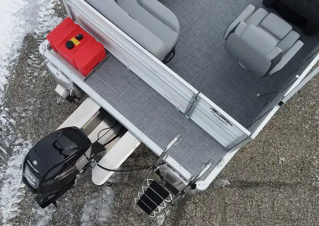 2026 Sun Tracker Party Barge 16 DLX Pontoon boat in Powerboats & Motorboats in Winnipeg - Image 10