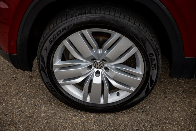 2018 VOLKSWAGEN Atlas Execline in Cars & Trucks in Kamloops - Image 7