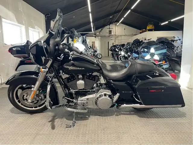 2009 Harley-Davidson Street Glide CANADIAN HARLEY/LOW KM/SERVICE in Sport Touring in North Bay - Image 4