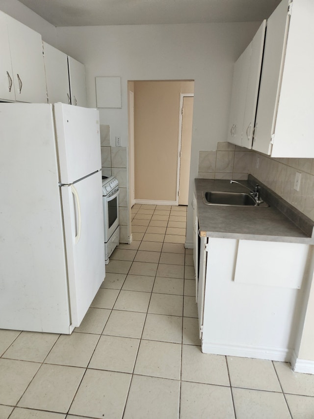 BEAUTIFUL 2 BR APARTMENT IN WALLACEBURG PERFECT FOR 50+!!! Long