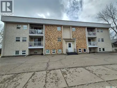 Welcome to easy, comfortable living just steps from downtown Weyburn! This immaculate 2-bedroom cond...