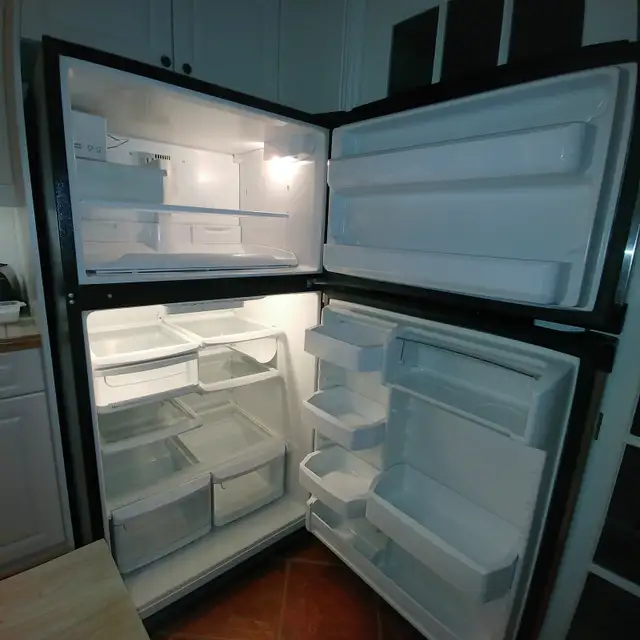 Frigo Kitchen Aid in Refrigerators in Québec City - Image 4