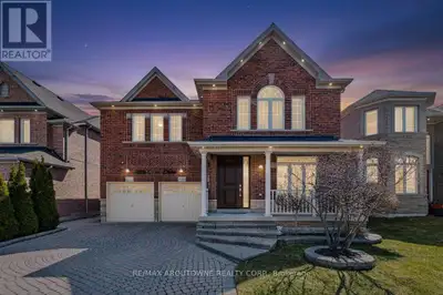 ***MUST SEE*** Gorgeous 5 bed + 4 bath luxury home in the heart of Mississauga by Great Gulf. Gleami...