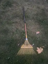 lawn rake, 22 steel tines, hardwood handle