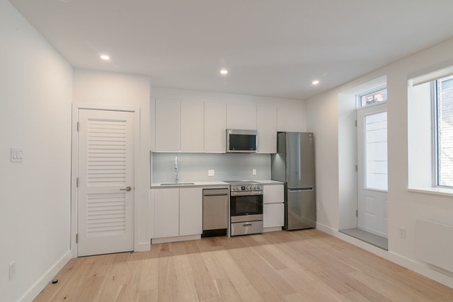 4870 Queen Mary Road — photo 1