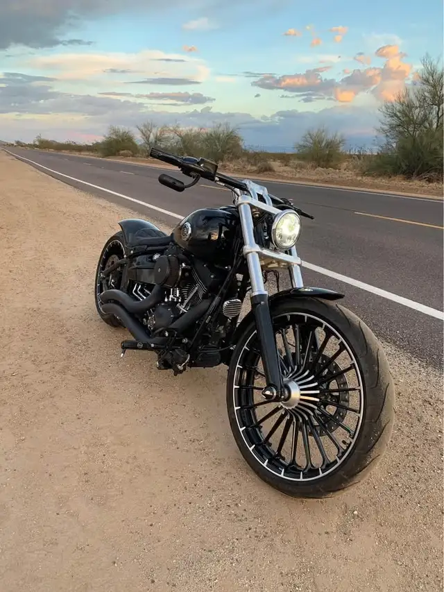 2017 HARLEY DAVIDSON BREAKOUT FXSB - CUSTOM BLACK!  in Street, Cruisers & Choppers in Saskatoon - Image 3