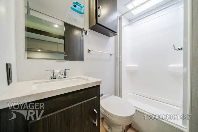 2027 Winnebago Sunflyer 22RS in Travel Trailers & Campers in Kelowna - Image 13
