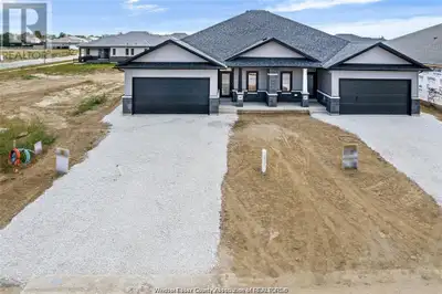 STUNNING OPEN CONCEPT SEMI-DETACHED RANCH CHELSEA MODEL FEATURES 2+1 BDRMS,3 BATHROOMS,KITCHEN W/WAL...