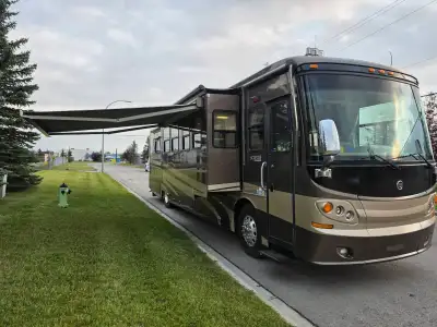 HOLIDAY RAMBSLER SCEPTOR 40 PAQ. FULLY EQUIPPED WITH SATELLITE, 4 SLIDES, DIESEL. 63600 miles. AQUA...