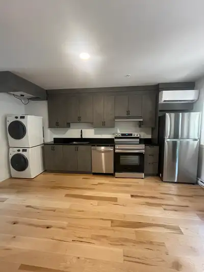 3 | LIBRE 1er juillet - Dernière unité disponible Faites vite ! VIEUX-QUÉBEC 141 rue Saint-Paul, Qué...