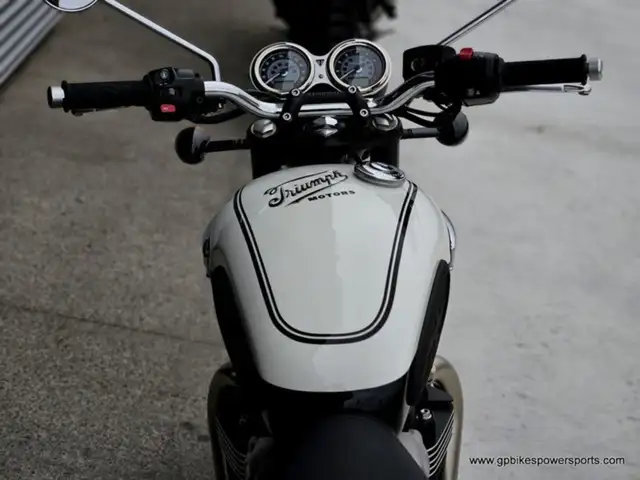 2024 Triumph Bonneville T100 Jet Black in Street, Cruisers & Choppers in Oshawa / Durham Region - Image 8