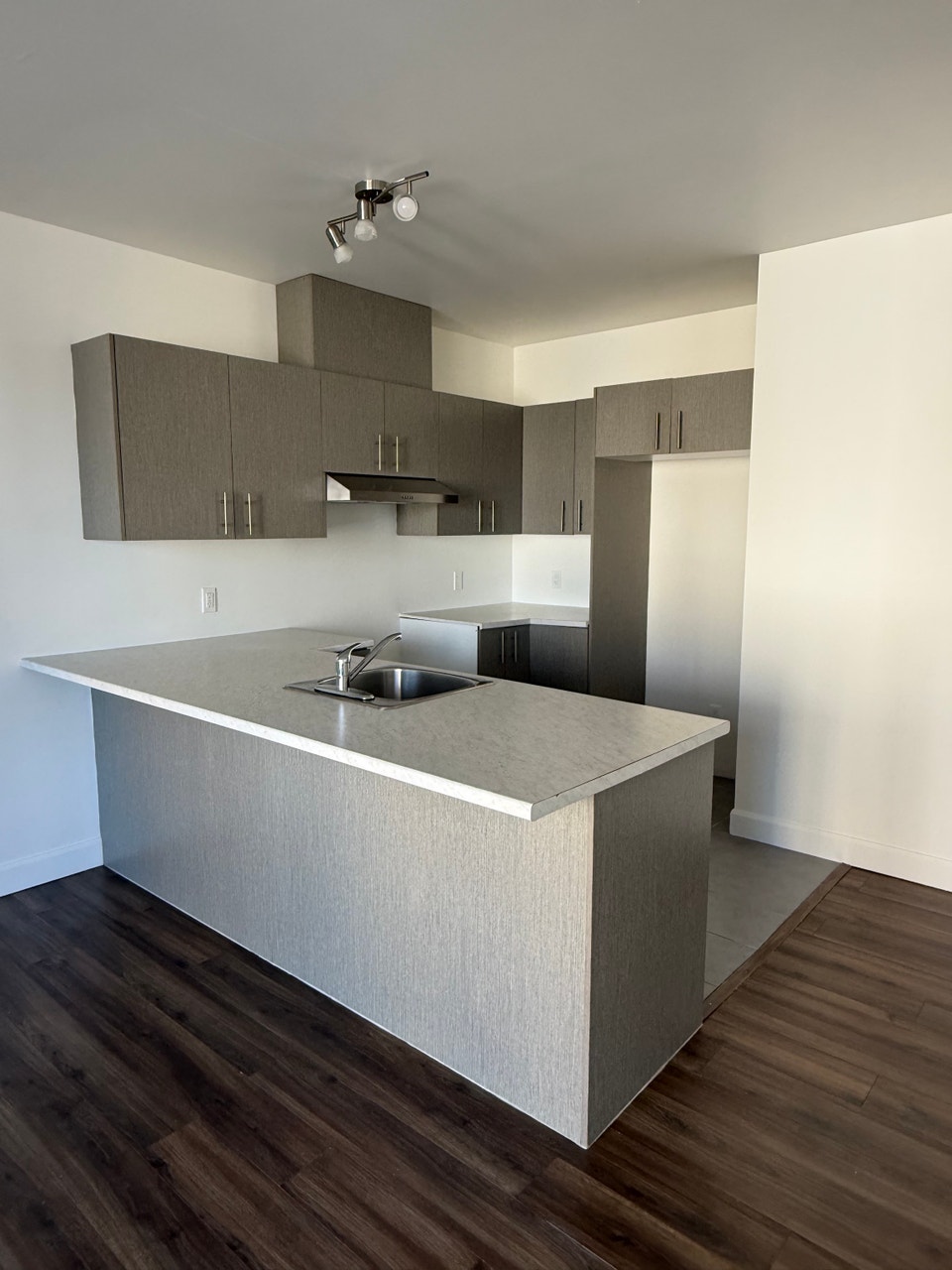Superbe grand loft air ouvert grandeur 3 1/2, Lévis Libre 4