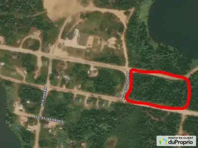 Terrain boisé avec arbres matures près d'un secteur de plage municipale. Possibilité d'avoir accès a...